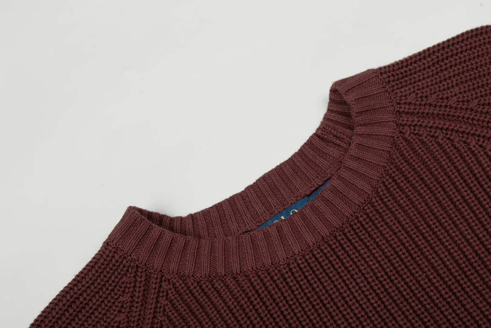 P220 Top quality" Style number: DS812# (not off the shelves all year round) [Ralph Lauren round neck piqué knitted sweater with war horse embroidery on the front and back] ✅Ralph Lauren classic basic versatile round neck pullover sweater for men and women ✅Main supply platform live broadcast Wholesale entity Replenish if out of stock Not removed from the shelves ✅ZP quality 1:1 version Scan the code to enter the GF website Counter quality ✅Detailed quality The only one in Guangzhou Imported quality cotton yarn Mainly high-end, cost-effective, good quality needless to say ✅The version is restored to the original order, the maximum size can be worn up to 200 pounds, loose, comfortable and stress-free ✅The upper body is simple and easy to match, ootd must-have style, good-looking clothes are never picky, a must-have item in the wardrobe is recommended. Size: S-XL Color: White, gray, khaki, navy blue, brown, burgundy, black with white label, black with red label